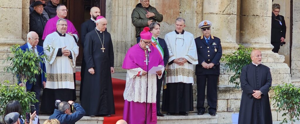 Una Basilica Cattedrale gremita, ma anche tanta gente rimasta fuori: una folla di gente che ha seguito con attenzione e raccoglimento la lunga e intensa celebrazione, iniziata alle 9.30, presso la “Porta Ferdinandea” della città, ingresso del centro storico di Noto, cuore pulsante della città. Ad accogliere monsignor Rumeo, le Autorità Civili e Militari, fra le quali il Sindaco della Città,