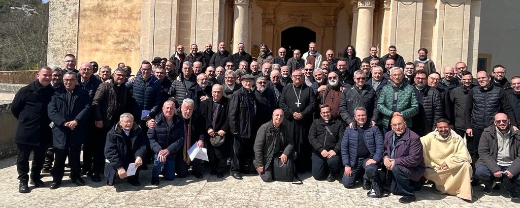 Lo scorso 23 marzo 2023 al Santuario diocesano della Madonna della Scala, il Vescovo Salvatore Rumeo ha incontrato, per la prima volta tutto, il clero netino, la partecipazione è stata numerosa e attenta. Durante l'incontro il Vescovo ha voluto espri...