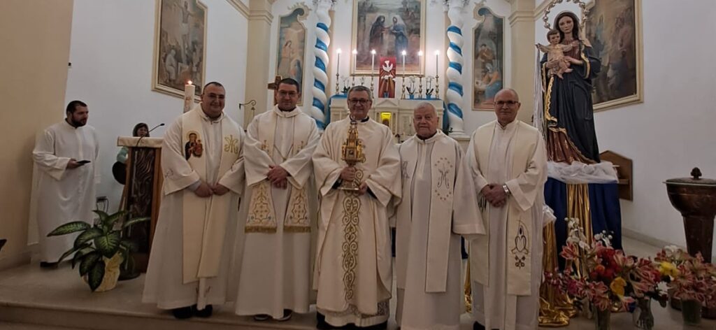 Omelia di don Rosario Sultana Carissimi fratelli e sorelle, desidero innanzitutto ringraziare don Paolo Trefiletti che mi ha onorato invitandomi a presiedere questa solenne eucarestia in occasione del 50° anniversario della ...