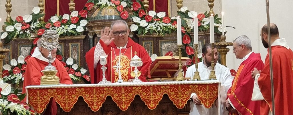 «Se mi amate osserverete i miei comandamenti» (Gv 14,15). Con queste parole che Cristo rivolge ai suoi discepoli e oggi a noi, - ha detto il presule netino - desidero salutare tutti voi carissimi fratelli e sorelle, carissimo Parroco...