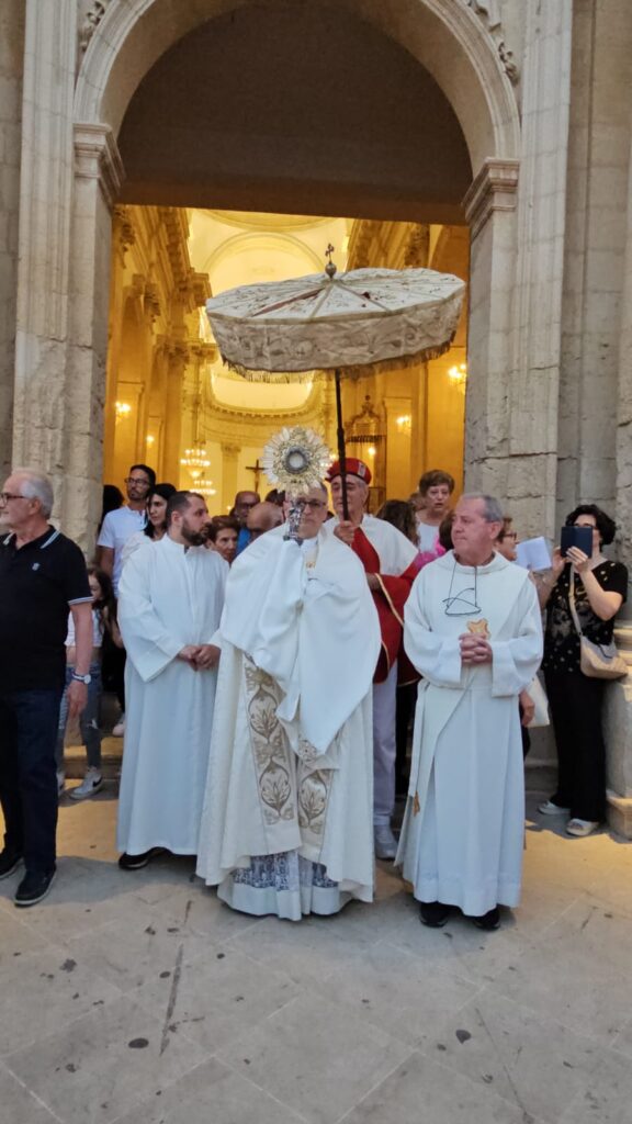 Nella Solennità odierna del Corpus Domini, il Signore Gesù, ci convoca e ci invita a nutrirci al banchetto della Parola e del Suo Corpo. Oggi come per il Giovedì Santo si fa per noi cibo e bevanda di vita nutrendo i suoi figli e sostenendoci nel cammino verso il Regno.