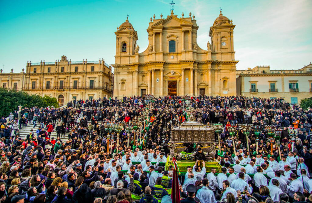 Domenica 27 Agosto 2023. il Vescovo di Noto Mons Salvatore Rumeo, per la prima volta ha presieduto il Pontificale di San Corrado Con-Patrono della Diocesi; durante la toccante omelia ha voluto fare delle consegne che gli stanno particolarmente a cuore, e che qui vogliamo in breve riassumere.