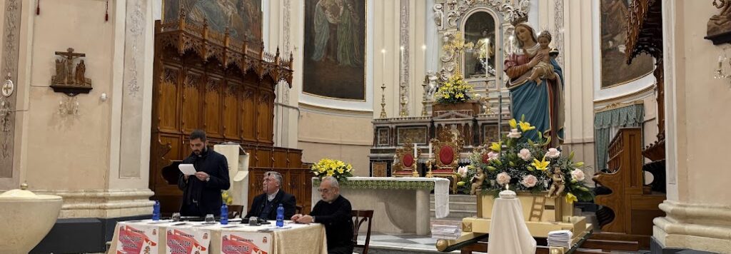 Mercoledì 13 novembre 2024, a Rosolini, presso la Chiesa Madre di San Giuseppe, ha avuto luogo la presentazione e la consegna della nuova Lettera Pastorale del Vescovo di Noto, Mons. Salvatore Rumeo, dal titolo: “Genesi d’amore. Ritorniamo al Vangelo di Gerusalemme”. L’evento è stato introdotto da don Salvatore Bella, Delegato Diocesano per la Pastorale, con gli interventi di don Antonino Romano, Salesiano e docente di Catechetica all’Istituto Teologico San Tommaso di Messina e di don Ignazio La China, Referente Diocesano per il Cammino Sinodale della Chiesa italiana.